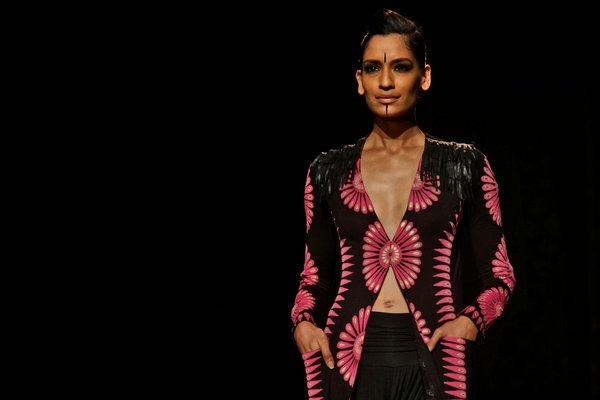 Sublimez votre style avec une bague en pierre marron